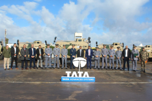 Lors de la cérémonie de livraison par Tata Advanced Systems des premiers exemplaires du véhicule blindé WhAP aux FAR. Crédit : Tata Advanced Systems
