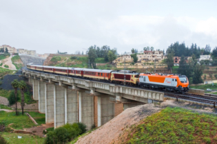 Un train de transport de voyagers de l'ONCF.