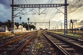 Des voies ferrées avec des lignes aériennes de traction au Maroc.