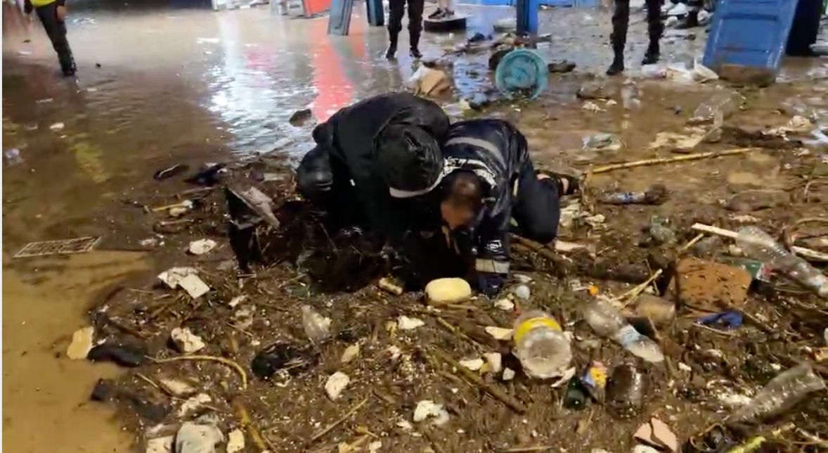 Des secouristes qui tentent de déboucher un égoût