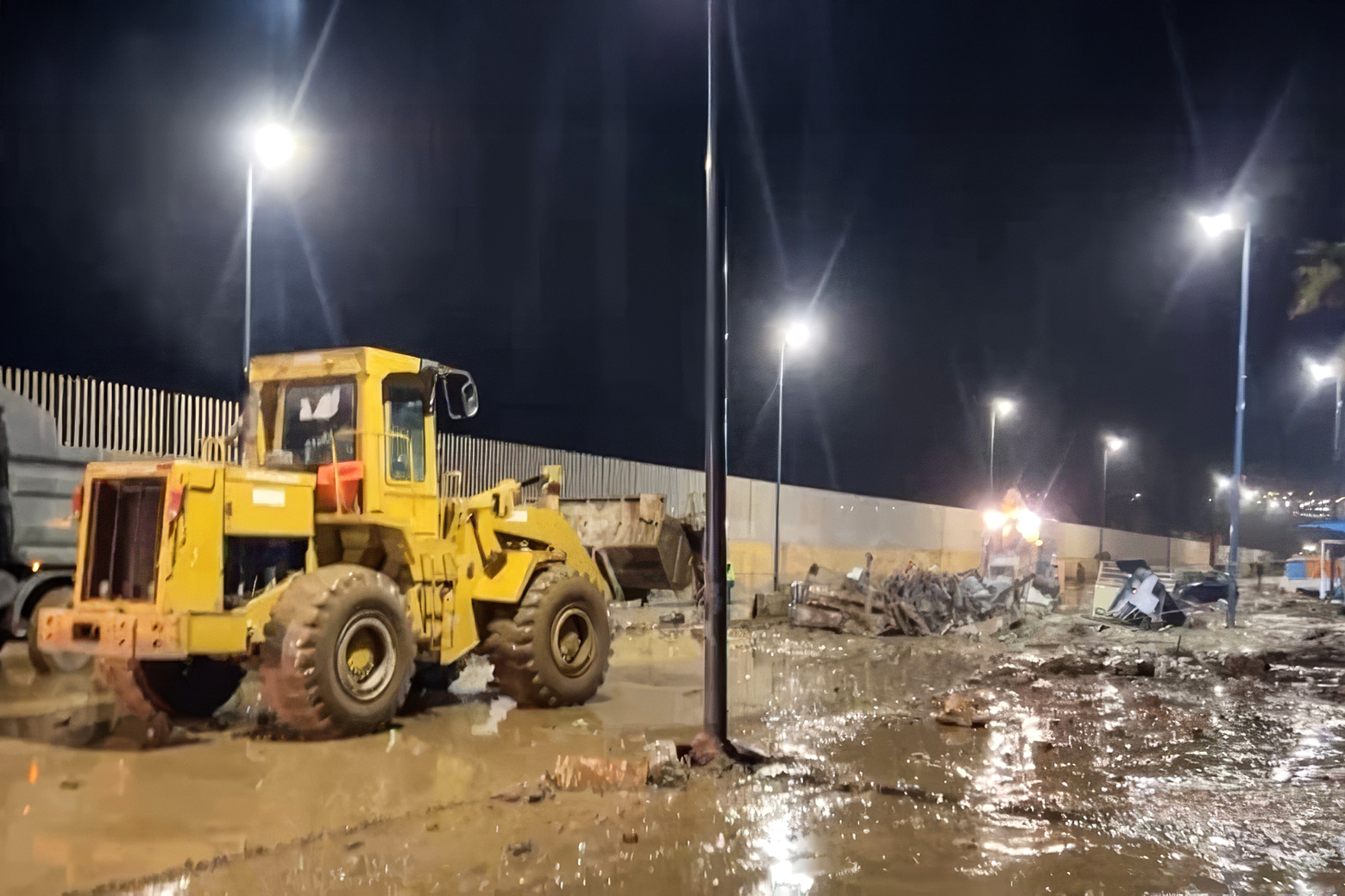 Des pelleteuses mobilisées par les autorités locales déblayent les gravats et la boue charriés par les fortes pluies qui se sont abattues sur Safi et sa région, le 14 décembre 2025 au soir.