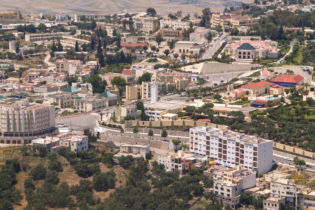 Vue aérienne du centre-ville de Taounate.