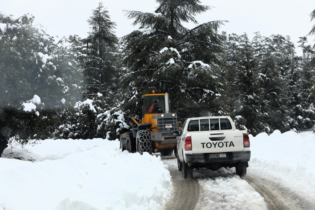 Une pelleteuse dégageant une route de montagne dans la province de Khénifra.
