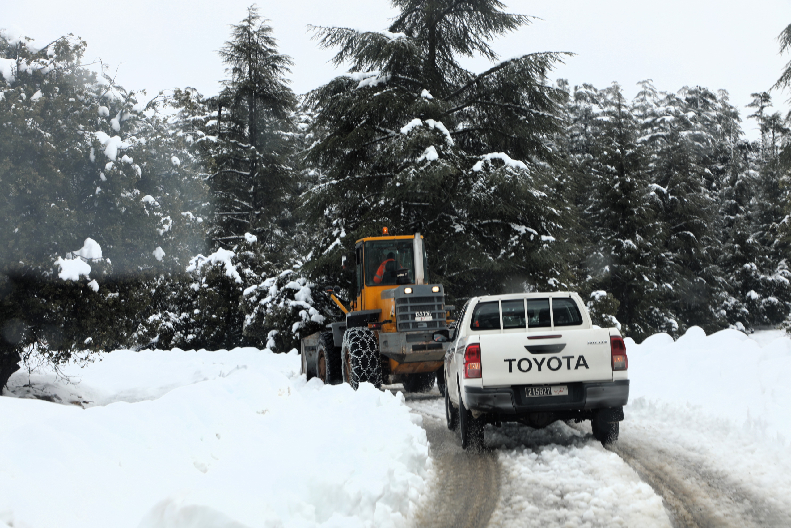 Une pelleteuse dégageant une route de montagne dans la province de Khénifra.