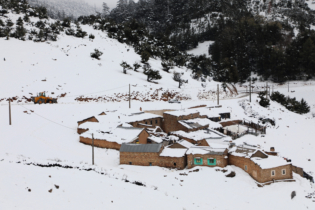 Un hameau sous la neige à Khénifra