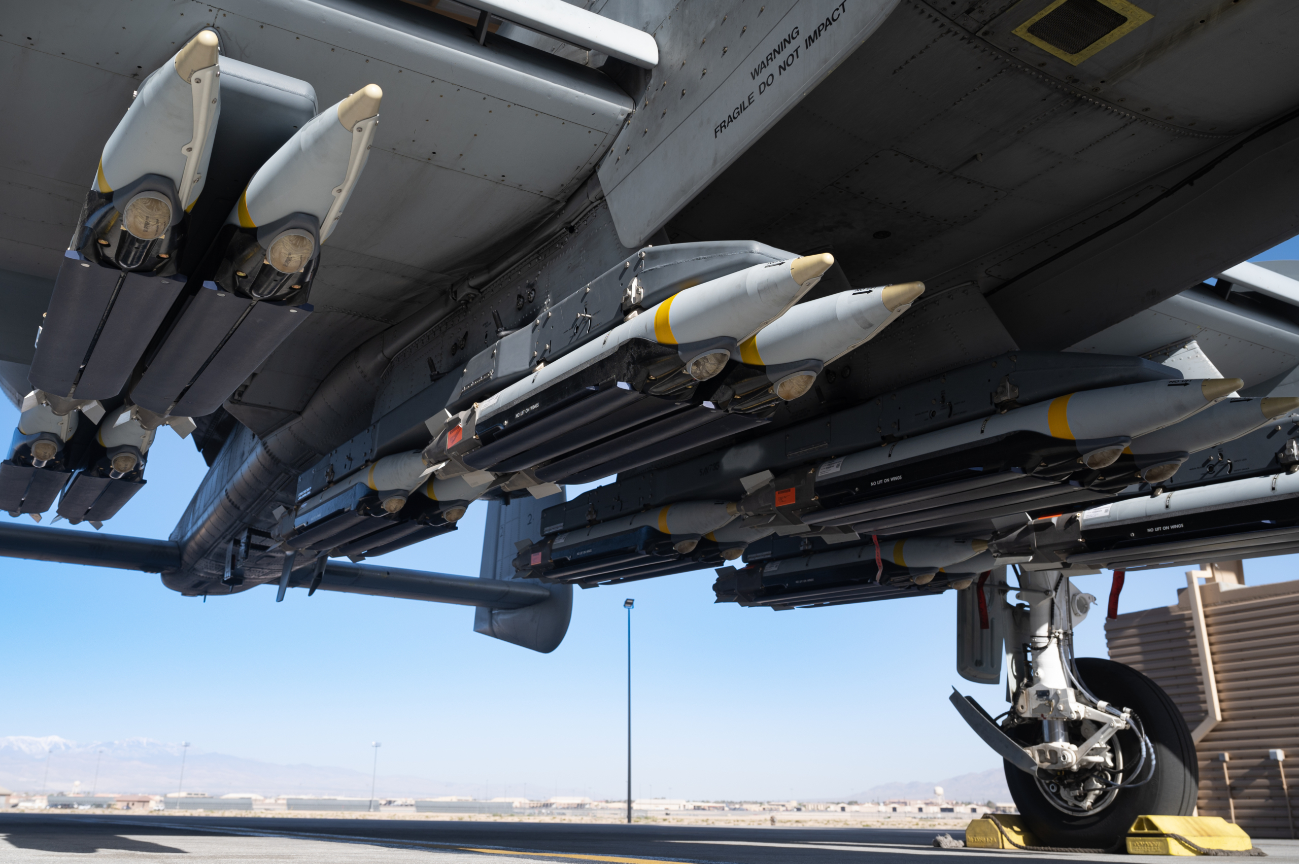 Des bombes de petit diamètre GBU-39 suspendues à l'aile d'un avion d'appui aérien Fairchild A-10 Thunderbolt II.