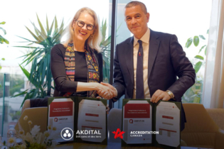 Rochdi Talib, PDG du groupe Akdital recevant l’accréditation Platine Qmentum International.