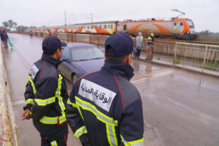 Des éléments de la protection civile déployés à Mechraâ Bel Ksiri pour faire face aux conséquences des précipitations et de la montée des eaux dans la région.