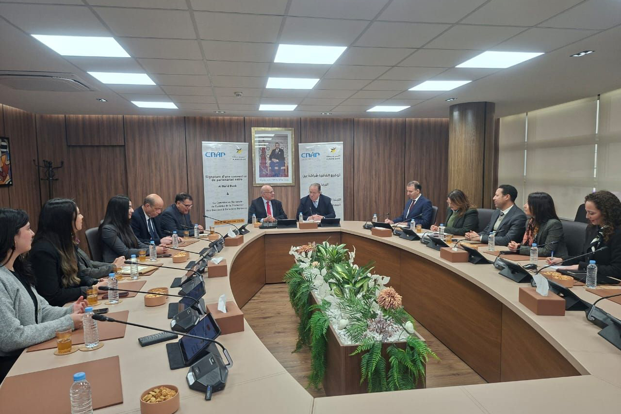 Lors de la signature de la convention d'adhésion d'Al Barid Bank au programme DATA-TIKA avec la CNDP, le 20 janvier 2026 à Casablanca.