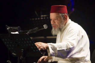 Feu Abdelhadi Belkhayat, figure emblématique de la chanson marocaine moderne.