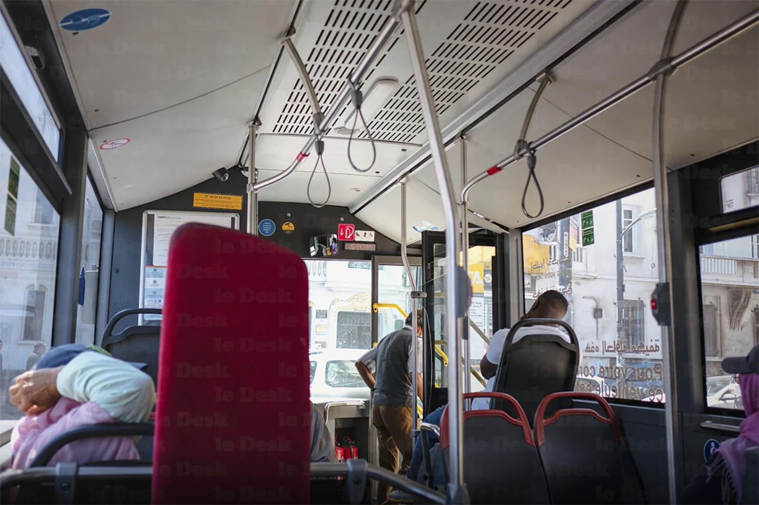 À l'intérieur d'un bus de transport urbain au Maroc.