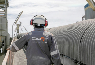 Un opérateur d'une cimenterie de CIMAF Gabon