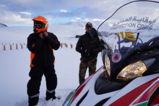 Des éléments de la Protection civile mobilisés dans une zone enneigée de la province de Midelt, en décembre 2025.