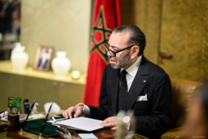 Le roi Mohammed VI présidant une réunion de travail au Palais royal de Casablanca.