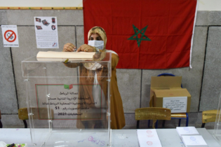 Une électrice dans un bureau de vote à Rabat, lors des élections générales de 2021.