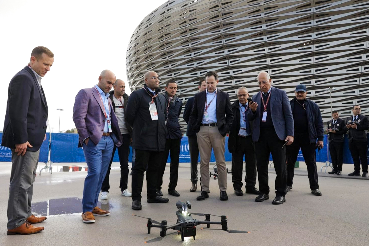 La délégation du FBI américain lors d'une visite au Stade Prince Moulay Abdellah à Rabat, le 4 décembre 2025.