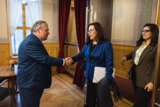 Morten Wold, premier vice-président du Storting saluant à Oslo Neila Tazi, présidente de la Commission des affaires étrangères, de la défense nationale et des Marocains résidant à l’étranger à la Chambre des conseillers