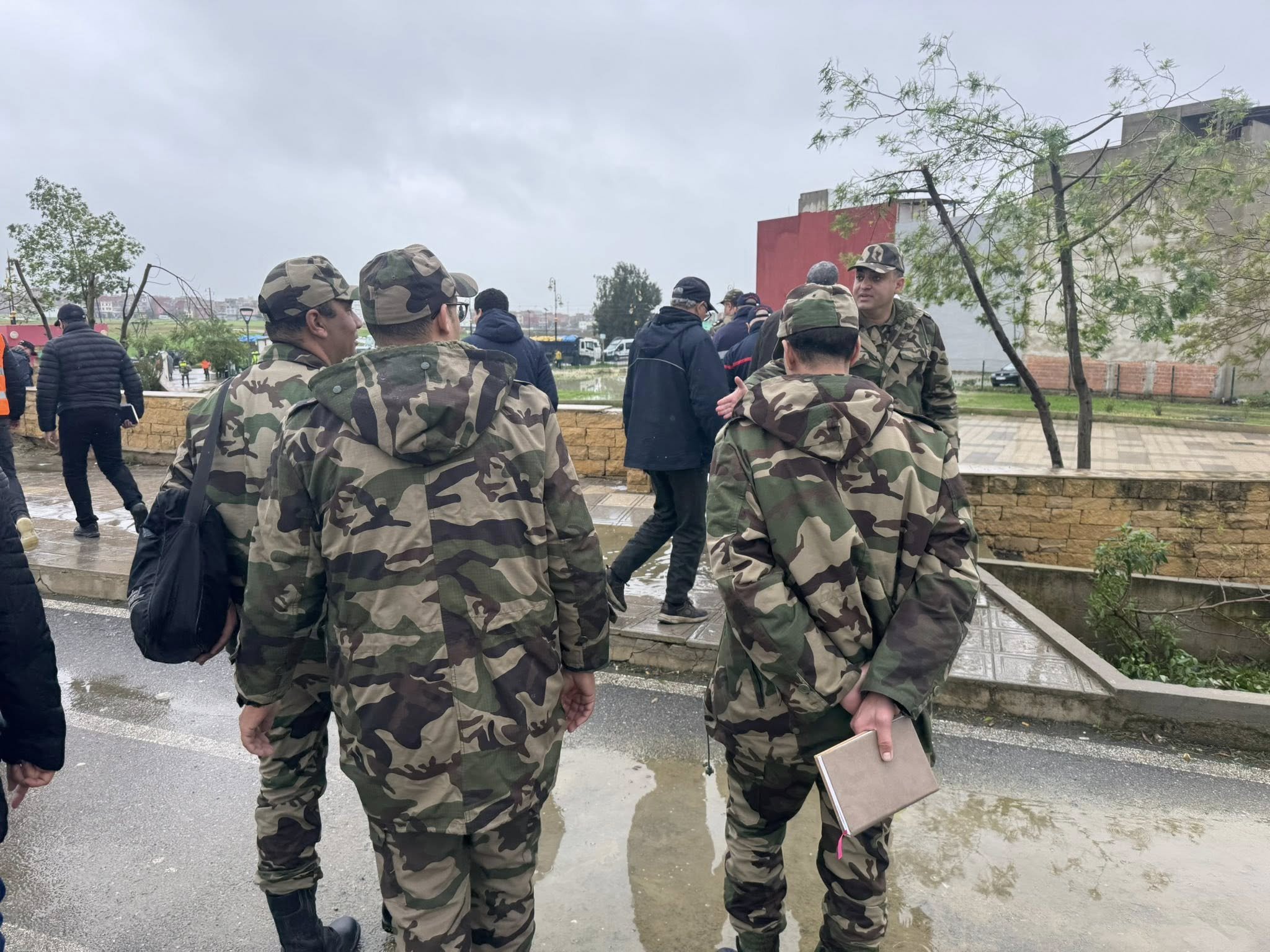 Des éléments des Forces armées royales déployées à Ksar El Kébir après les fortes précipitations dans la région. Crédit : DR