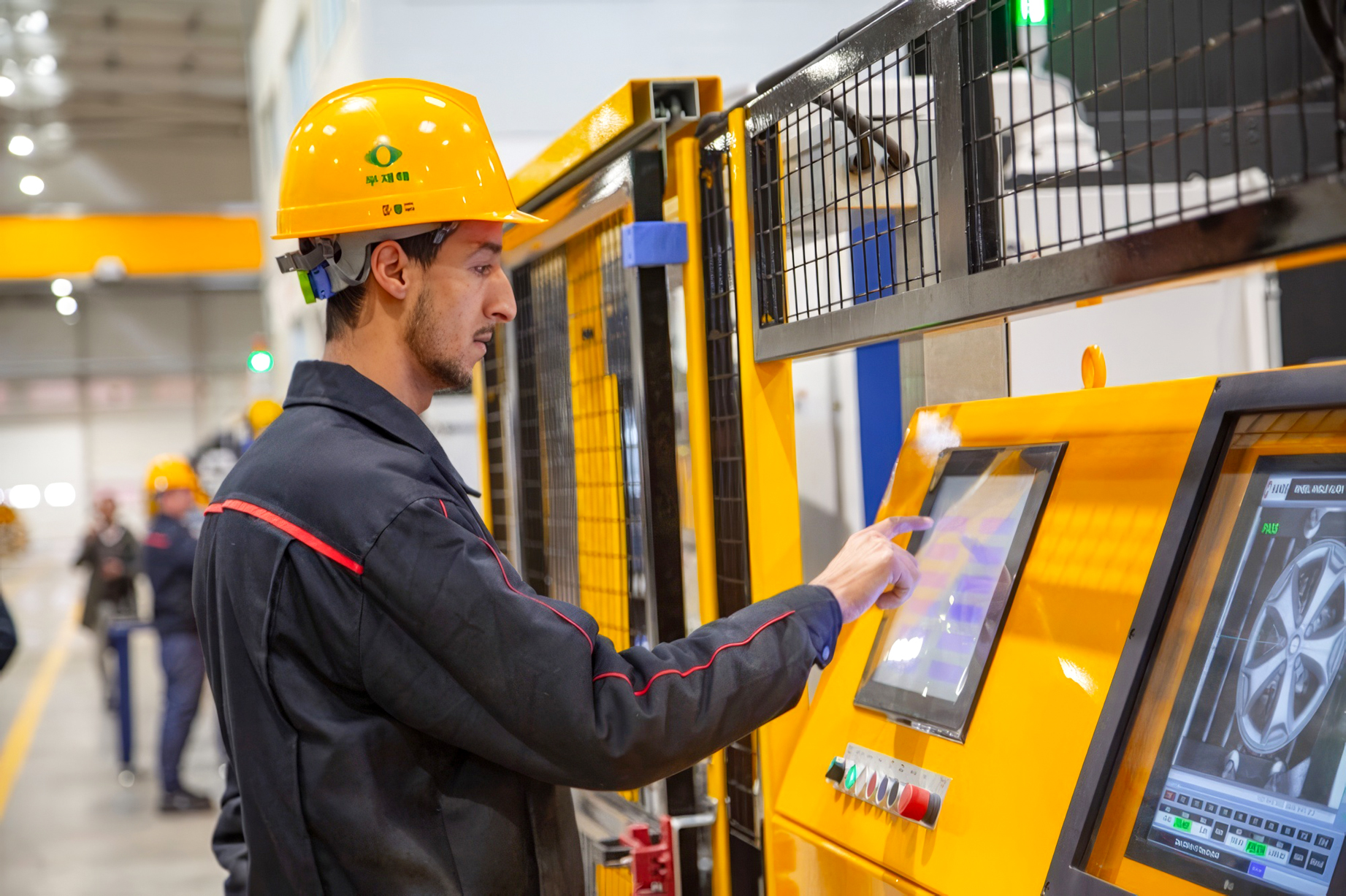 Un opérateur dans l'usine de Hands 8, filiale de l'équipementier sud-coréen Hands Corporation, installée à Tanger Automotive City.