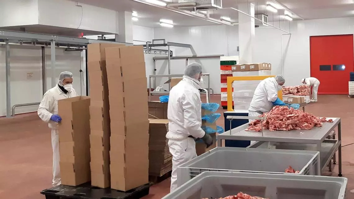 Un atelier de transformation de produits carnés de Hola Food en Espagne.