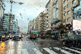 Une artère de Casablanca sous la pluie.