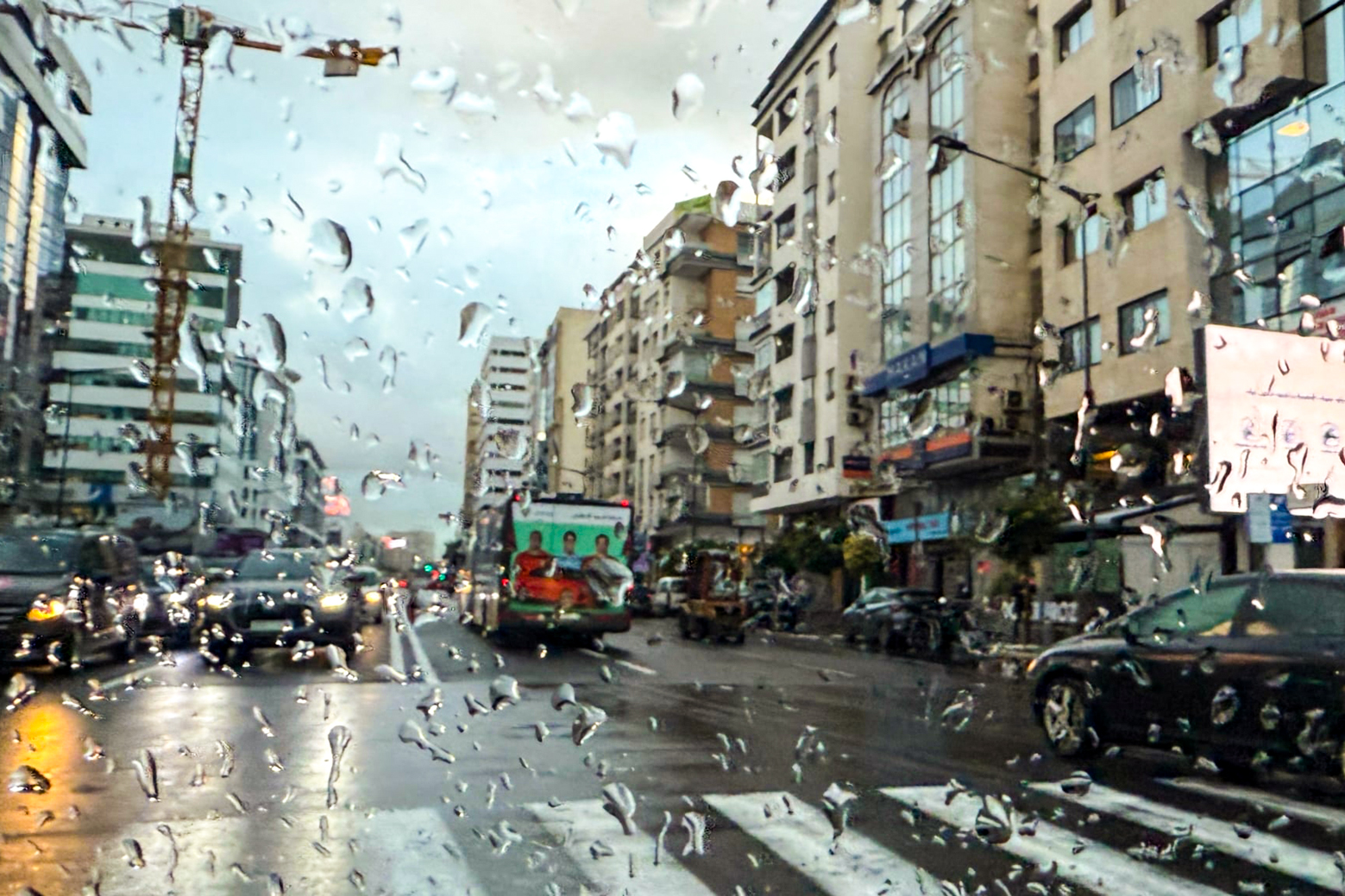 Une artère de Casablanca sous la pluie.