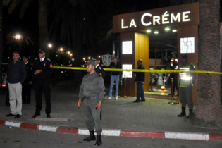 Des policiers devant la scène de crime au café « La Crème » à Marrakech, en novembre 2017.