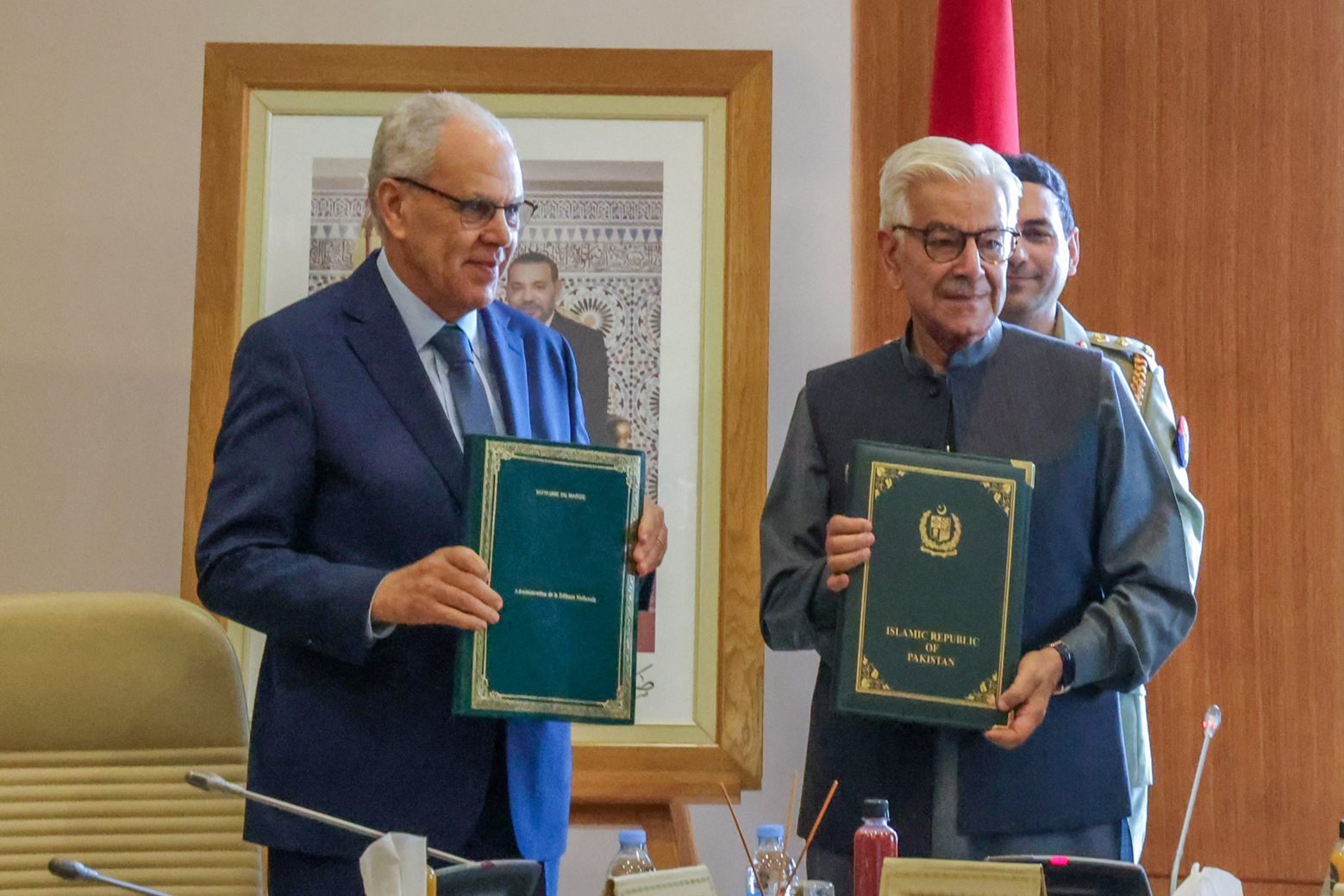 Abdeltif Loudyi ministre délégué auprès du Chef du gouvernement chargé de l'Administration de la défense nationale, et Muhammad Asif Khawaja, ministre fédéral de la Défense de la République islamique du Pakistan, à Rabat, le 13 janvier 2026.