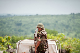 Un soldat marocain participant à la MINUSCA, mission des Nations unies de maintien de la paix en République centrafricaine, en juin 2014.