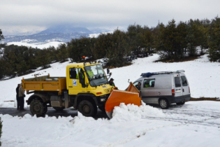 Un chasse-neige déployé sur une route de montagne dans la province de Béni Mellal.