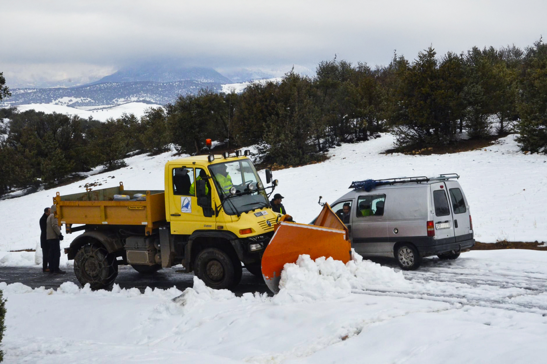 Un chasse-neige déployé sur une route de montagne dans la province de Béni Mellal.