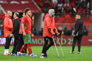 Le milieu de terrain des Lions de l’Atlas, Azzedine Ounahi, en béquilles, au terme du match Maroc-Tanzanie.