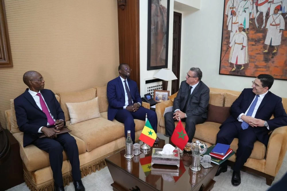 Ousmane Sonko, premier ministre sénégalais reçu à Rabat le 26 janvier 2026 par le chef du gouvernement Aziz Akhannouch.