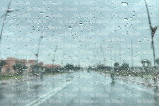 Une artère de Marrakech sous la pluie.