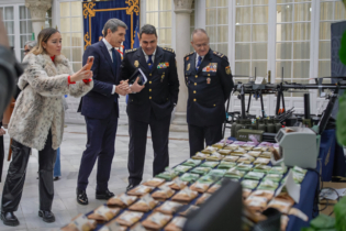 Lors de la présentation par les autorités espagnoles des sommes, équipements et drogues saisies lors de l'opération « Sombra Negra » à la délégation gouvernementale de Séville, en Espagne.