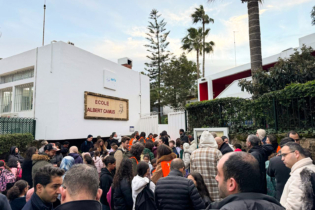 Lors du sit-in organisé par des parents d'élèves devant une école française du réseau AEFE à Rabat, le 27 janvier 2026.