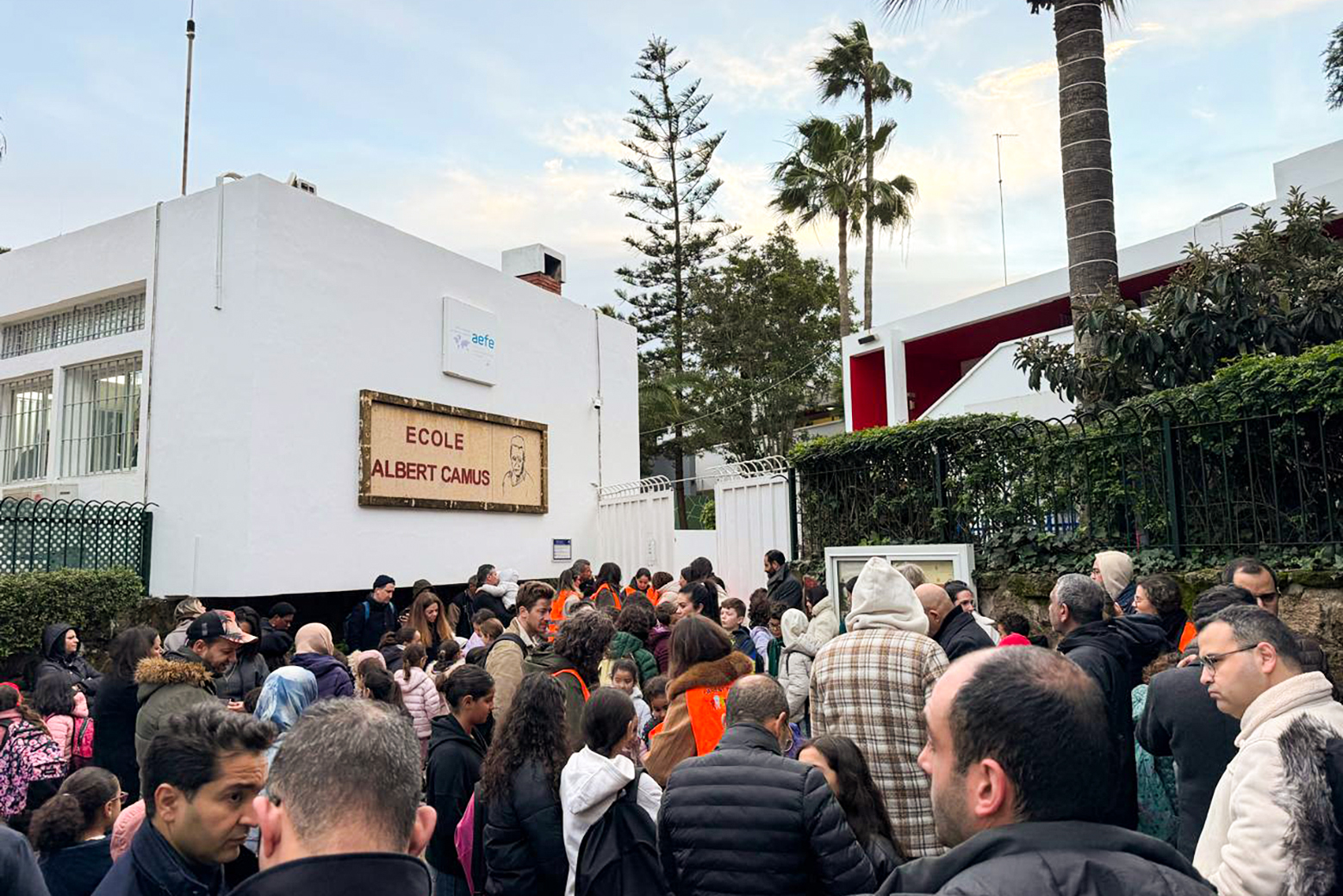 Lors du sit-in organisé par des parents d'élèves devant une école française du réseau AEFE à Rabat, le 27 janvier 2026.