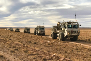 Des « vibroseis trucks », utilisés dans les opérations de prospection sismique pour l’exploration pétrolière et gazière, déployés par Sound Energy à Tendrara.