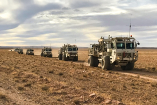 Des « vibroseis trucks », utilisés dans les opérations de prospection sismique pour l’exploration pétrolière et gazière, déployés par Sound Energy à Tendrara.