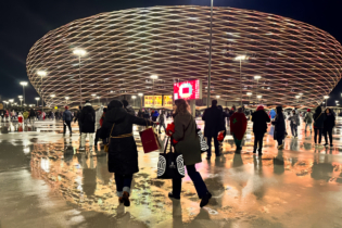 Des supporters devant le Stade Moulay Abdellah à Rabat, avant un match de la CAN 2025.