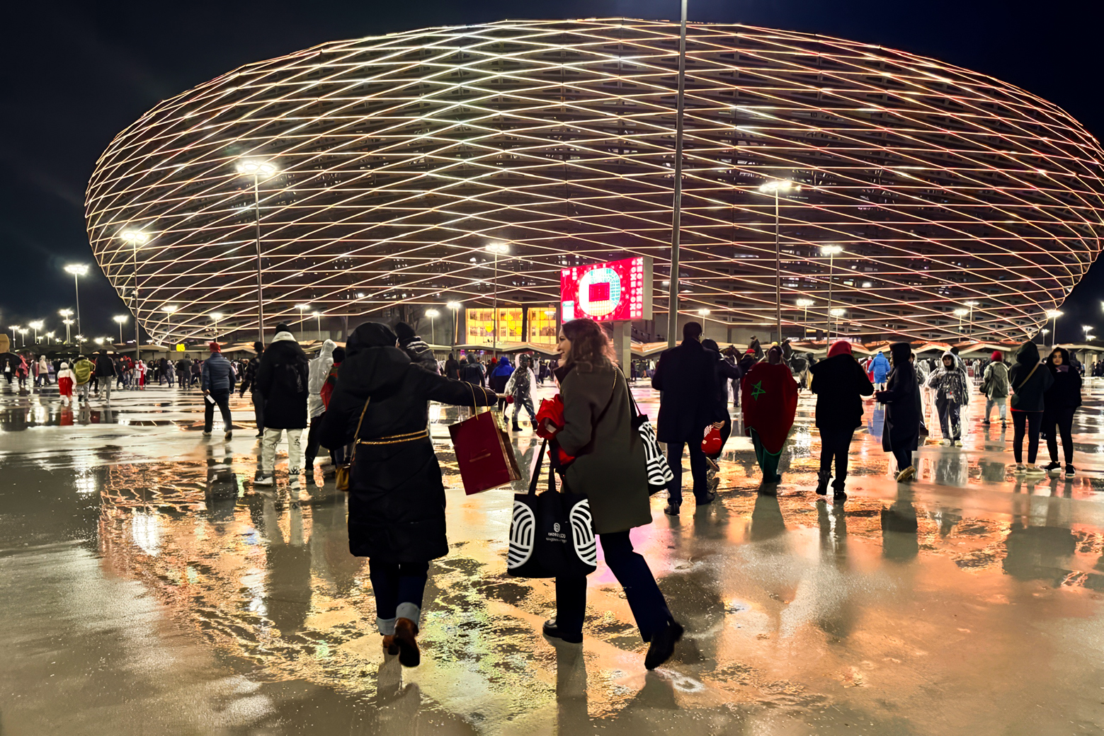 Des supporters devant le Stade Moulay Abdellah à Rabat, avant un match de la CAN 2025.