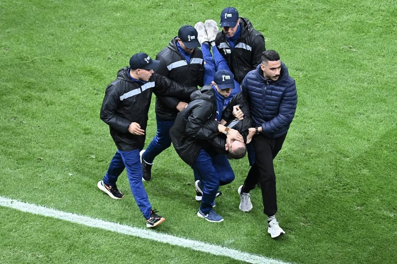 Un stadier, blessé est évacué lors de la finale de la Coupe d’Afrique des nations opposant le Maroc au Sénégal, le 18 janvier 2026, au stade Prince Moulay Abdellah à Rabat.