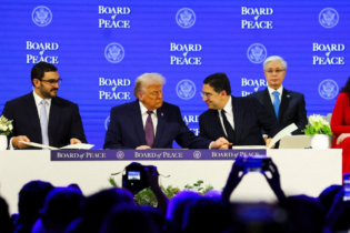 Lors de la signature de la Charte constitutive du Conseil de Paix par Nasser Bourita, ministre des Affaires étrangères, devant Donald Trump, président des États-Unis, le 22 janvier 2026, à Davos, en Suisse.