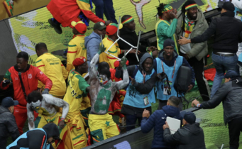 Des supporters sénégalais tentant d'envahir le terrain lors de la finale de la CAN 2025.