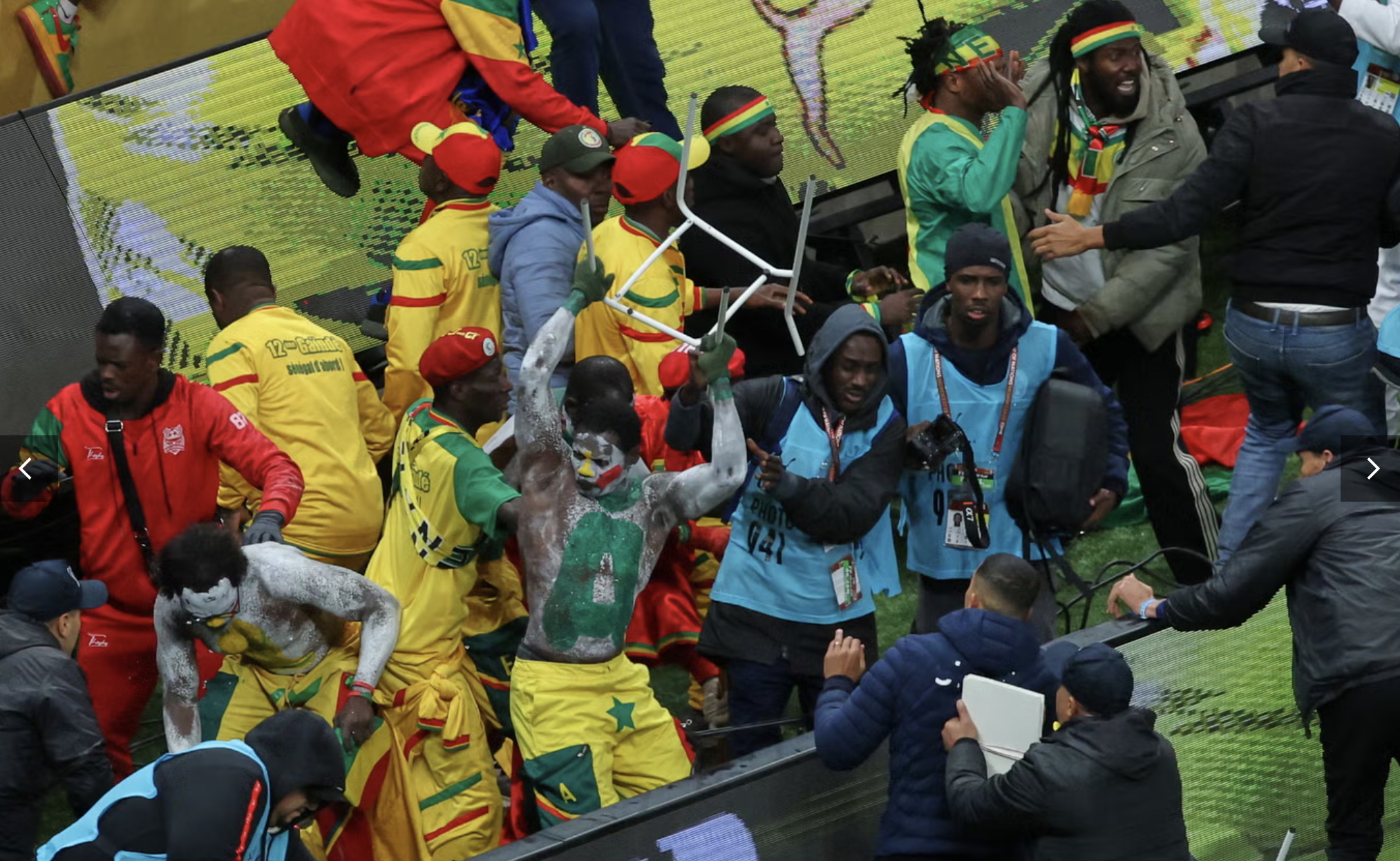Des supporters sénégalais tentant d'envahir le terrain lors de la finale de la CAN 2025.