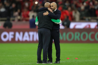 Walid Regragui, sélectionneur marocain, et son homologue nigérian Éric Chell au terme de la demi-finale de la CAN ayant opposé leurs équipes respectives.