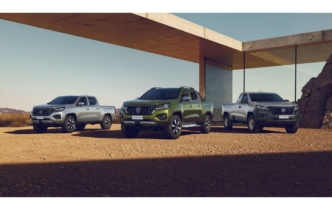 La marque modernise son pick-up PEUGEOT LANDTREK, renforçant ainsi sa présence internationale, notamment en Afrique, au Moyen-Orient et en Amérique du Sud.