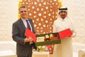 Abdellatif Ouahbi, ministre de la Justice, et son homologue qatari Ibrahim bin Ali Al Mohannadi, en marge du Forum juridique de Doha.