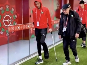 Azzedine Ounahi, milieu de terrain marocain, arrive en béquilles au stade Prince Moulay Abdellah de Rabat. Crédit : DR