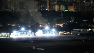 De la fumée s'élève de l'aéroport de La Carlota à Caracas, le 3 janvier 2026